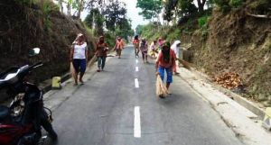 Puas Dengan Hasil Jalan TMMD, Mak-Mak Rajin Bersih-Bersih