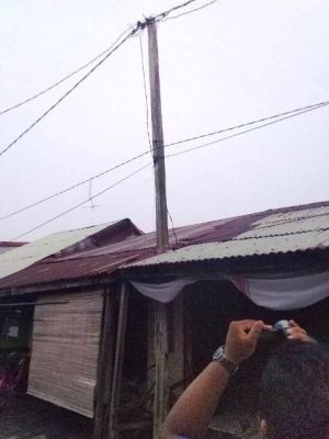 Tiang Listrik Berbahan Kayu Di Mendahara Kondisinya Kini Membahayakan Warga