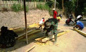 Rehab RTLH, Tukang Dari Warga Berkolaborasi Dengan TNI Ahli Tukang