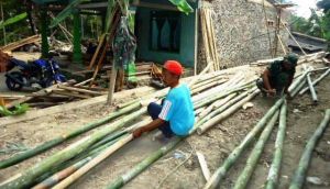 Bahu Membahu di Perehapan Rumah Warga
