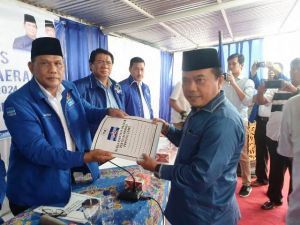 Berkemeja Biru, Bupati Merangin Al Haris Resmi Mendaftar di Demokrat