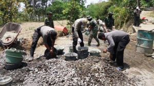 Serunya Saat Tentara dan Polisi Bangun Jalan Bareng