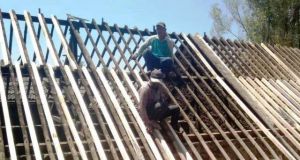 Banyak Yang Lapik, TNI Ganti Seluruh Usuk Saat Merehab Rumah