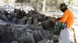Rehab RTLH, Satgas Manfaatkan Genteng Lama Yang Masih Bagus