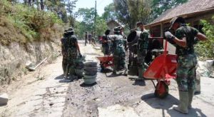 Gotong Royong Tuntaskan Pengecoran Jalan Kembangrowo - Kasut
