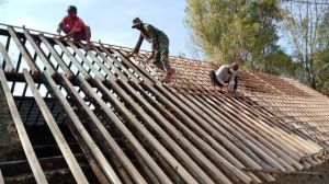 Menantang Bahaya Saat Rehab RTLH