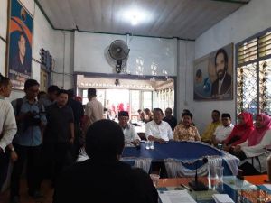 Ditemani Istri dan Pengurus Golkar, CE Kembalikan Formulir Cagub di Partai Nasdem