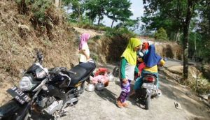 Ibu-Ibu Yang Tidak Pernah Lekang Terkena Panas