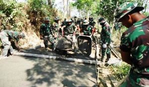 Terus Dikeroyok Pengecoran Jalan di Desa Sangup