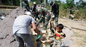 Berperan di TMMD Sambil Momong