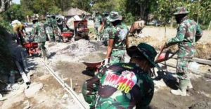 Kebut Bangun Jalan TMMD, Seragam pun Belepotan Debu