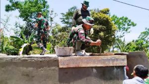Cek Kualitas Bangunan Bak Air, Pasiter Nekat Panjat Tembok