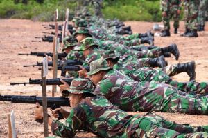 Prajurit Korem 042/Gapu Asah Kemampuan Menembak