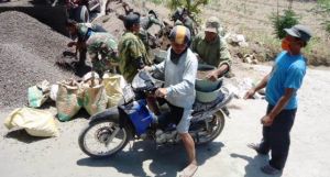 Dengan Alat Seadanya Berusaha Langsir Material