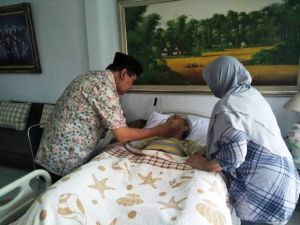 HBA Jenguk Mantan Walikota Jambi dr Bambang yang Sakit