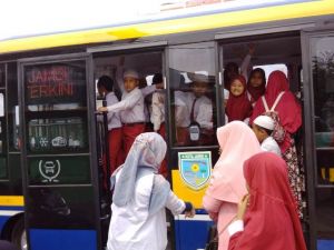 Heboh, Siswa dan Orang Tua Siswa SD Insan Madani Naik Trans Koja