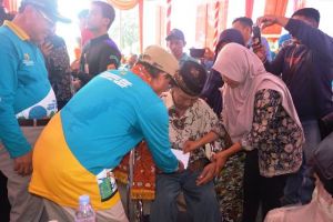 Gubernur Jambi Beri Bantuan Kursi Roda Untuk Masyarakat Sarolangun