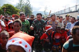 Kapolri dan Panglima TNI Hadiri Baksos Kesehatan bersama Masyarakat Wamena Kabupaten Jayapura