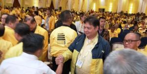 Al Haris Terlihat Akrab dengan Erlangga di Munas Golkar