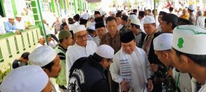 Hadir di Haul Syech Abdul Qodir Jaelani,  Warga Peluk dan Kerumuni Al Haris