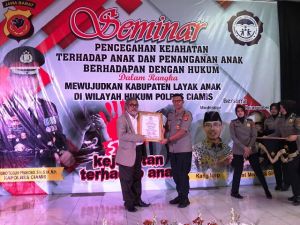 Kapolres Ciamis Terima Penghargaan dari Komnas Perlindungan Anak karena Peduli Anak