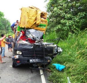 Hantam Buntut Truk Fuso, Seorang Kernek Ayam Tewas di tempat