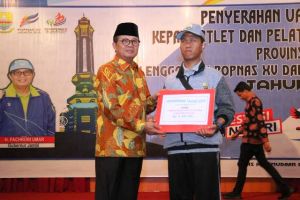 Panen Medali, Gubernur Jambi Serahkan Bonus ke Atlet Berprestasi