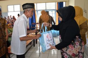 Peringati Hari Ibu, Rahima Santuni Lansia Panti Sosial Budi Luhur