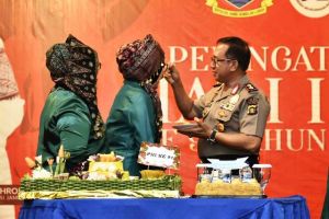 Surprise Buat Sang Istri,  Kapolda Jambi Suapin Kue Ny Ning Muchlis di Hari Ibu ke-91