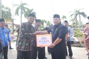 Peringatan Hari Nusantara, Safrial Serahkan Bantuan Untuk Nelayan Tanjab Barat