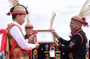 Dianugerahi Gelar Adat Dayak Lundayeh, Presiden Jokowi Akui Tambah Motivasi Bangun Perbatasan