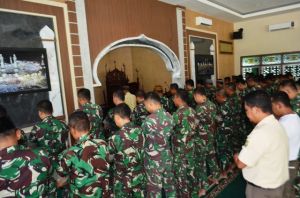 Gerhana Matahari, Ratusan Personil Korem 042/Gapu Shalat Kusuf