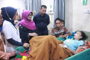 Rahima Berikan Bingkisan Pada Pasien dan Pegawai RSUD Raden Mattaher Malam Pergantian Tahun