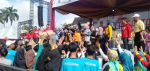 HUT Jambi ke-63 Tahun 2020, Rahima Bagi-Bagi Duit ke Warga