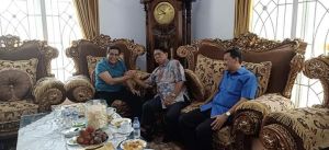 Silaturrahmi Politik, Ketua Demokrat Jambi Cik Bur Sambangi HBA di Kediamannya
