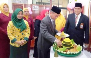 H Mashuri Potong Tumpeng HUT Bank 9 Jambi ke-57