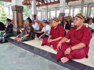 Kenang  Jasa Pahlawan Bangsa, Tim Keluarga Fachrori Ziarah ke Makam Bung Karno dan  Gusdur