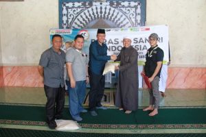 Sekda Tanjabbar Agus Sanusi Serahkan Donasi Peduli Madrasah