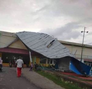 Atap Stadion Karya Bhakti Kualatungkal Terjungkal