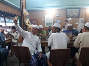 Usai Subuh Berjamaah, Al Haris Sarapan dan Bercengkrama dengan Warga  di Warung H Mail Kualatungkal