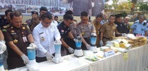 Polda Jambi Musnahkan 15,5 Kilo Sabu dan 29 Kilo Ganja