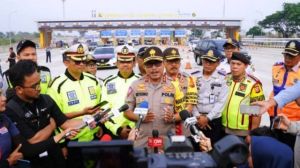 Tinjau Lokasi Longsor di Tol Cipularang, Kakorlantas Polri: Polisi Kerja 24 Jam Pulihkan Kondisi
