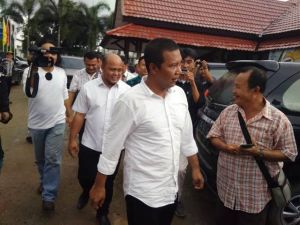 Dalam Kondisi Hujan, Petahana Romi - Robi Ke KPU Tanjabtim Daftar Jalur Independen