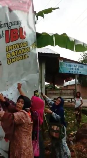 Yunninta Terharu, Ketika Emak - Emak Perbaiki Balehonya Yang Rusak