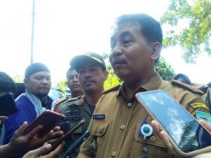 Tim Terpadu dan Satpol PP kota Jambi Segel 5 Gudang Karet di Payo Selicah