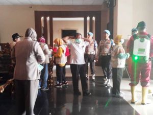 Antisipasi Virus Corona, Biddokes Semprot Beberapa Ruangan di Mapolda Jambi