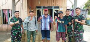 Jalin Komunikasi yang Lebih Erat, Anggota Satgas TMMD Kodim Bute Nginap Dirumah Warga