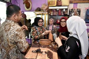 Hj.Rahima Sambangi Potensi Pengrajin Batik dan Usaha Rumahan Masyarakat Daerah