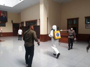 Gedung DPRD Disemprot Disenfektan Untuk Cegah Virus Corona