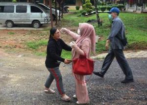 FOTO: Tiba di Jambi, Satu Siswi SMAN 1 Langsung Menangis